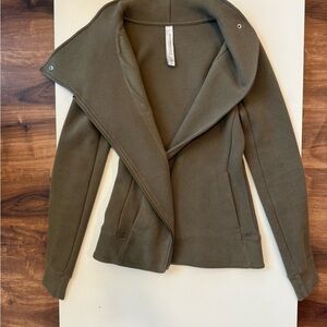 LORNA JANE Olive Green Women's Jacket.